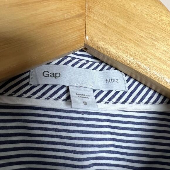 CLEARANCE! GAP Fitted Striped Button Down Shirt Size S EUC - Picture 6 of 6